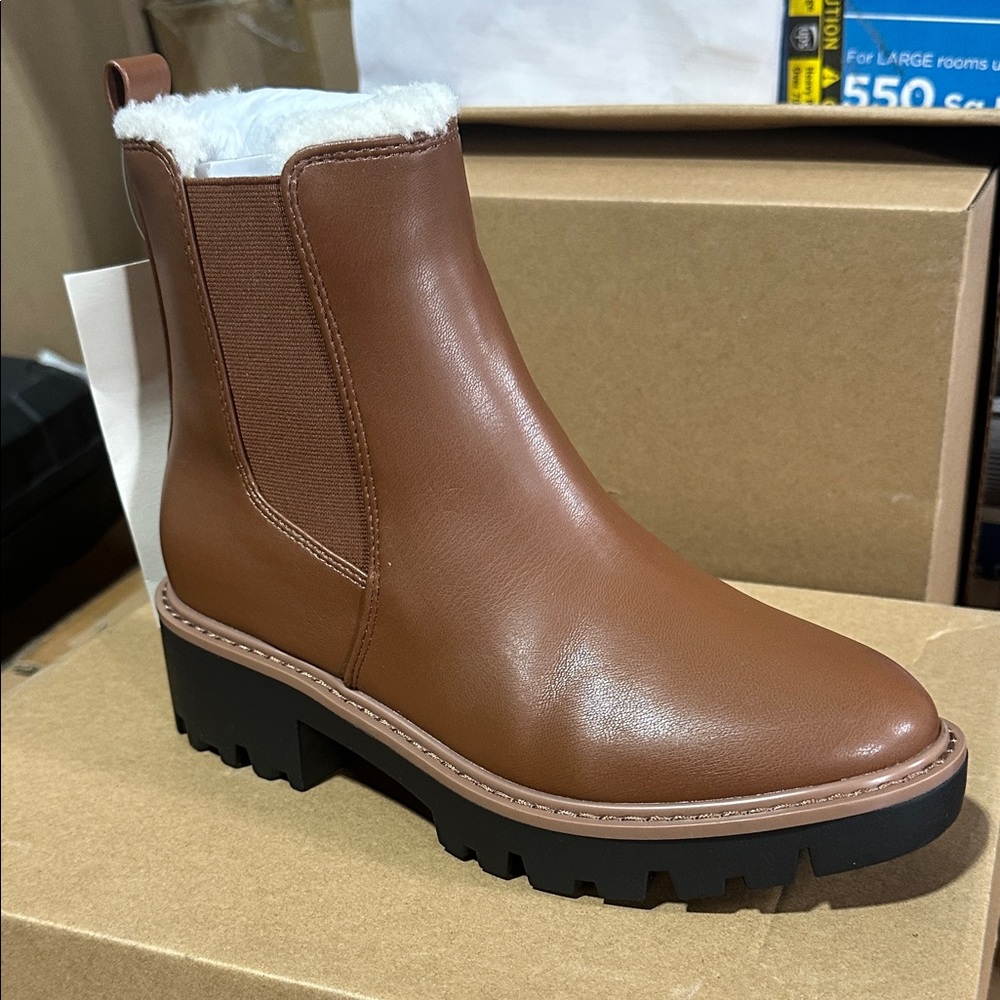 Elegant Tan Ankle Boots with Faux Fur Trim